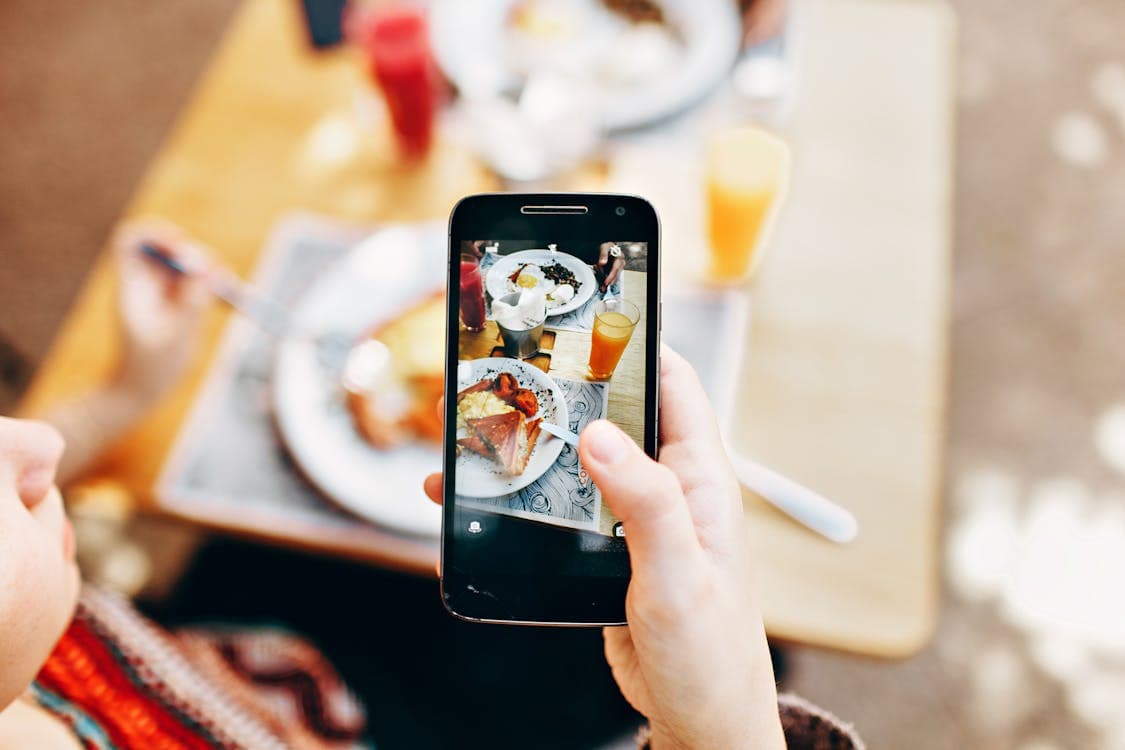 Persona fotografiando su comida