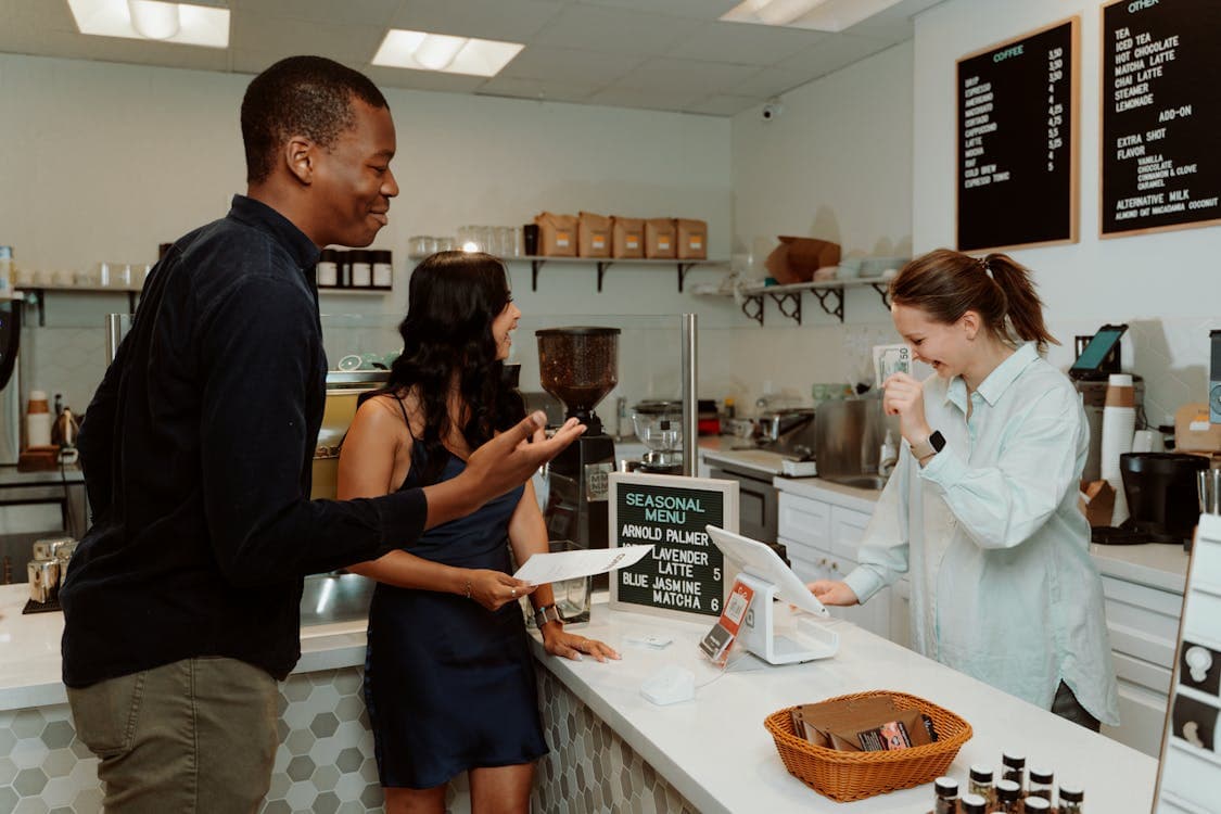 Clientes en mostrador de cafetería